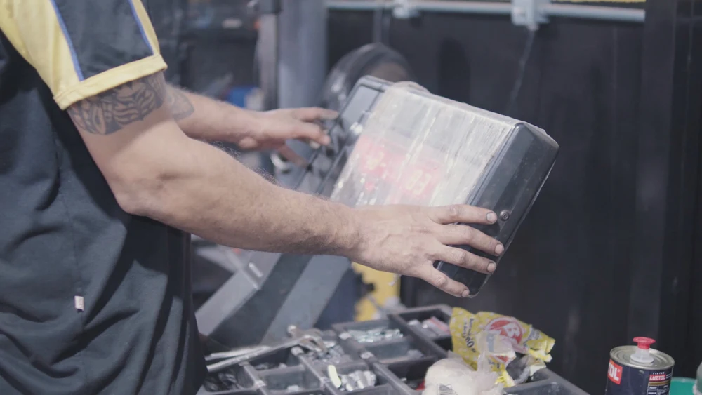 Mecânico da WF Centro Automotivo realizando serviço técnico com precisão