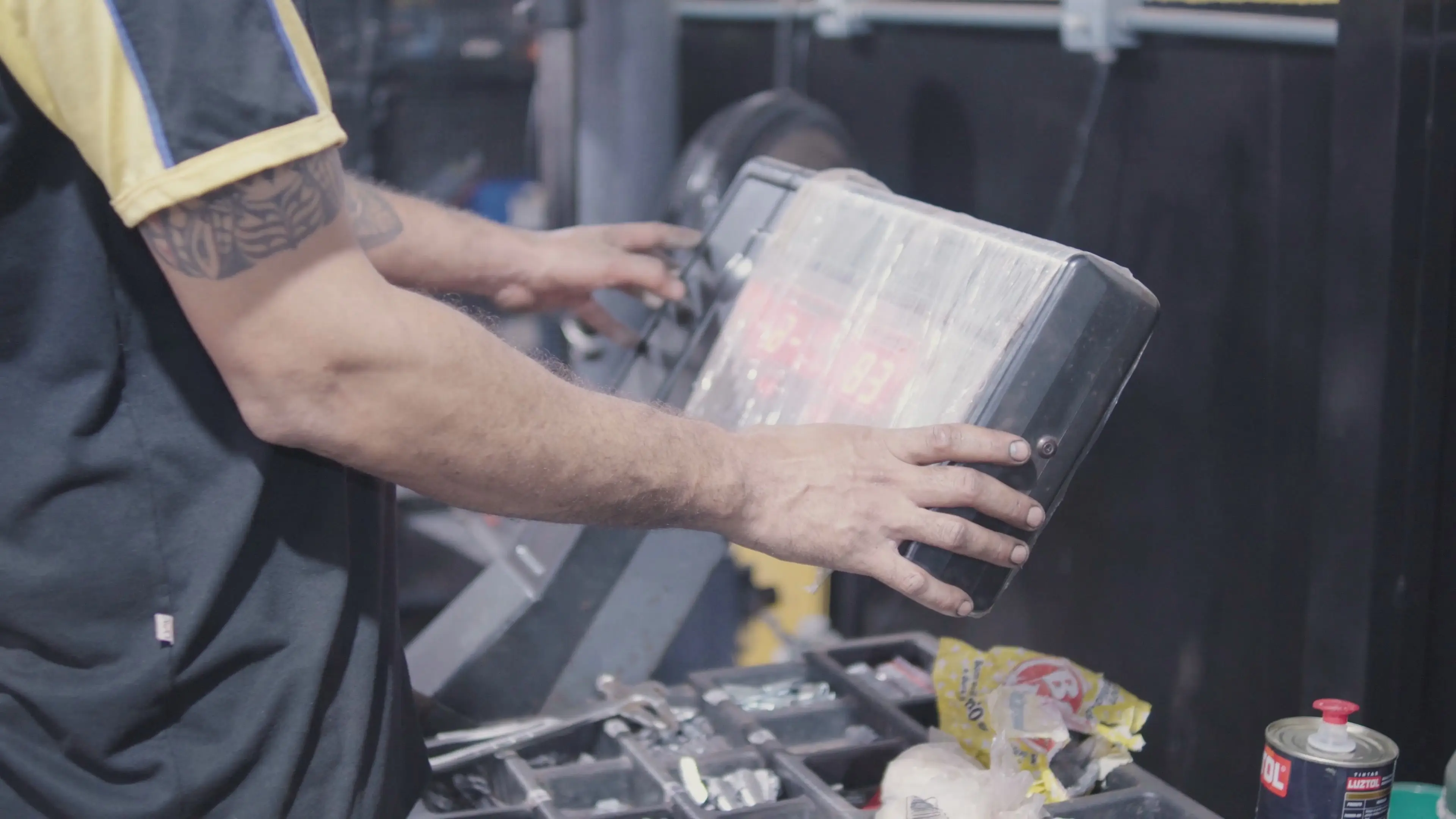 Veículos em manutenção na WF