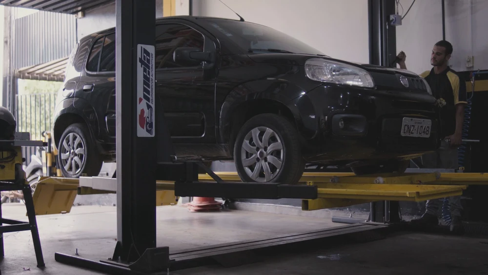 Elevador automotivo e equipamentos modernos da estrutura da oficina